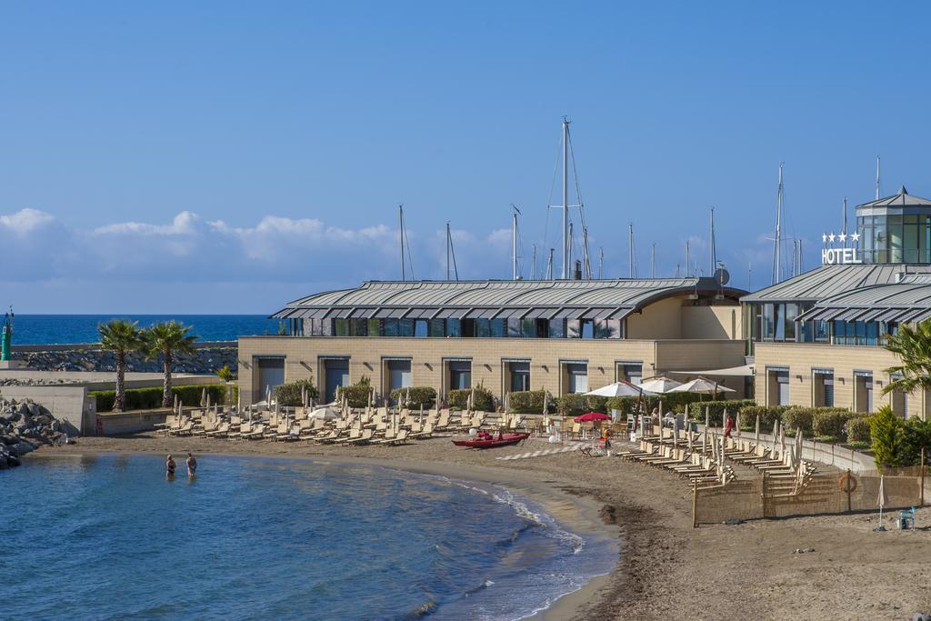 Hotel Riviera Dei Fiori San Lorenzo al Mare Εξωτερικό φωτογραφία