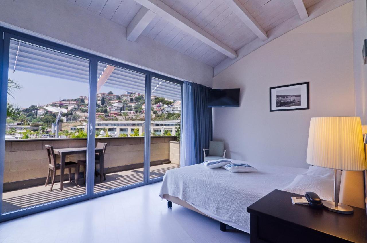 Hotel Riviera Dei Fiori San Lorenzo al Mare Εξωτερικό φωτογραφία