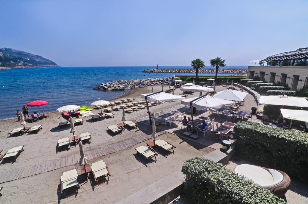 Hotel Riviera Dei Fiori San Lorenzo al Mare Εξωτερικό φωτογραφία
